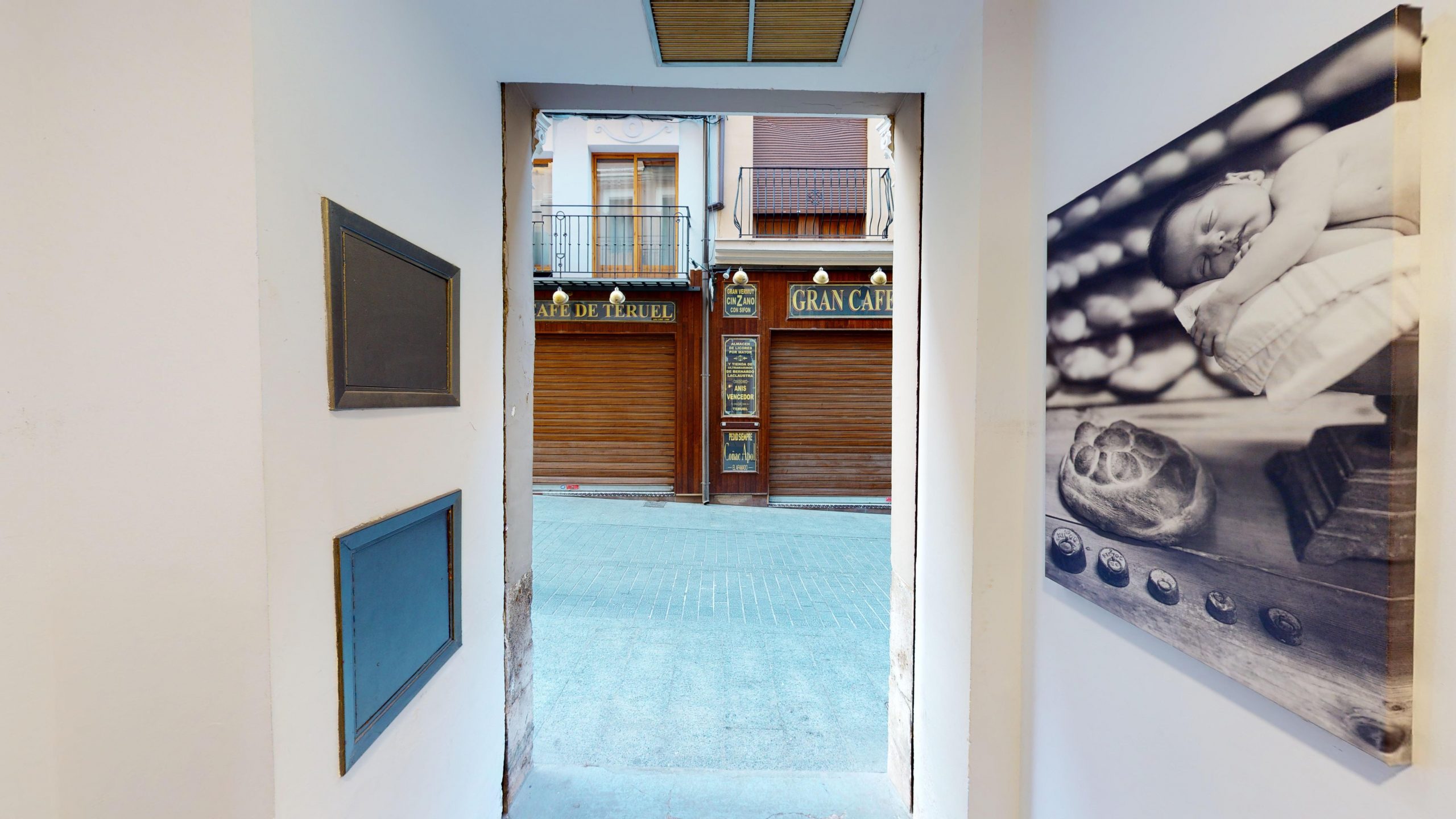 Imagen de la entrada de la pastelería con vistas a la calle de Teruel 