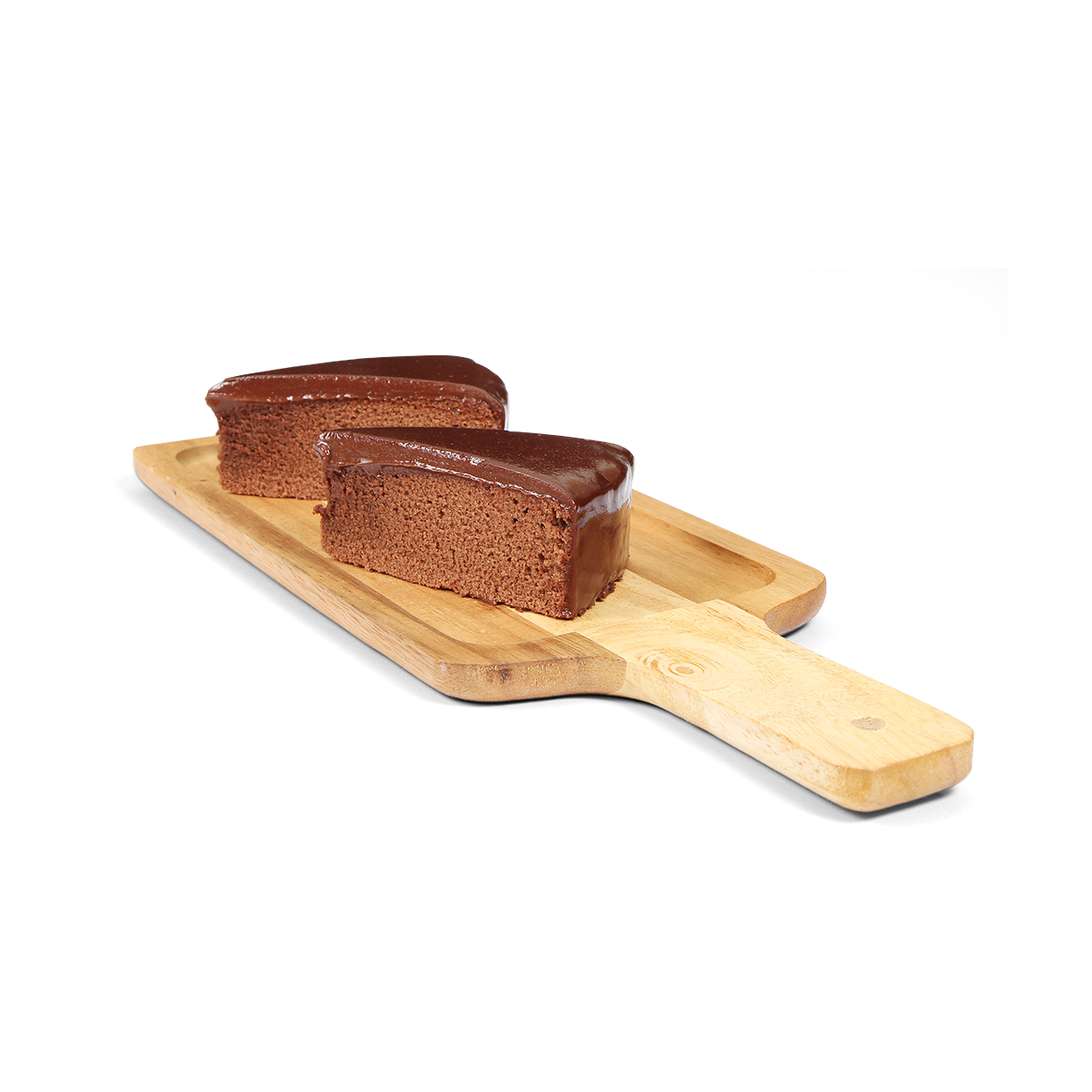 dos porciones de bizcocho de chocolate con cobertura brillante en una tabla de madera clara.