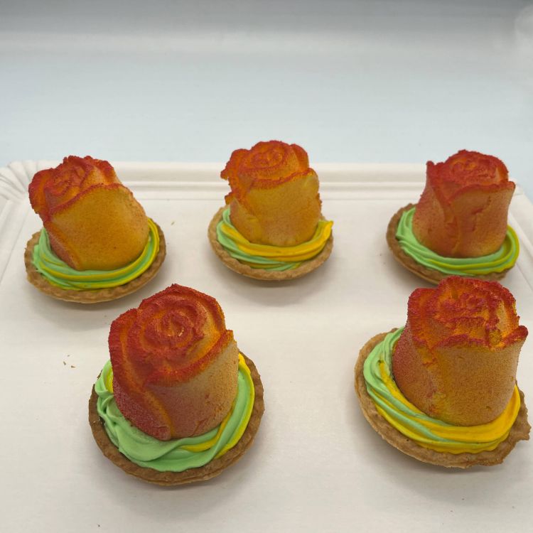 Imagen de 5 rosas de pastel con textura de bizcocho 