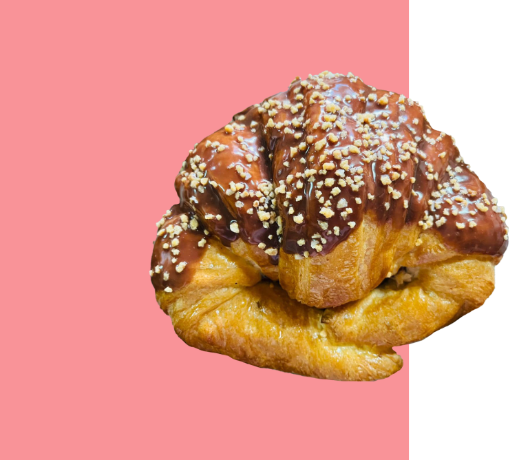Imagen de una croisant de chocolate con birutas de frutos secos arriba