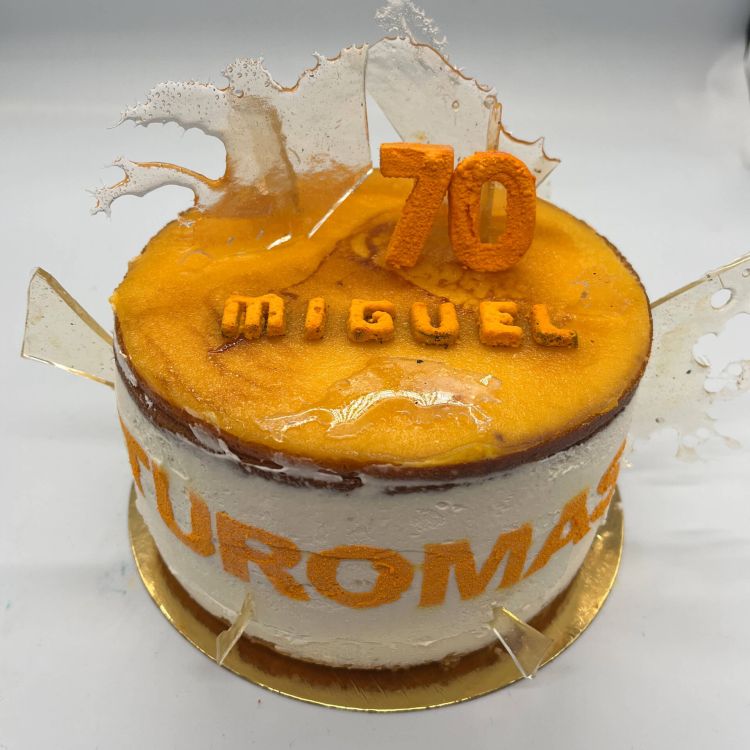 Imagen de tarta de cumpleaños naranja personalizada con el nombre de la persona y los años de cumple  