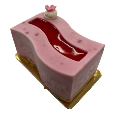 Imagen pastel en forma de onda con color rosa y relleno de gelatina de fresa 