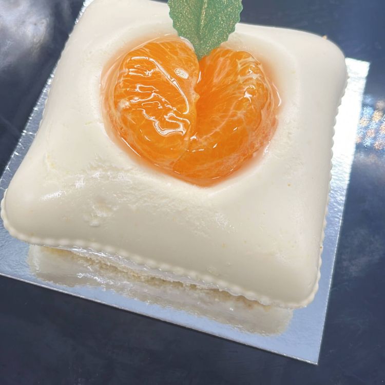 Imagen de pastel cuadrado blanco con trozo de naranja dentro brillante 