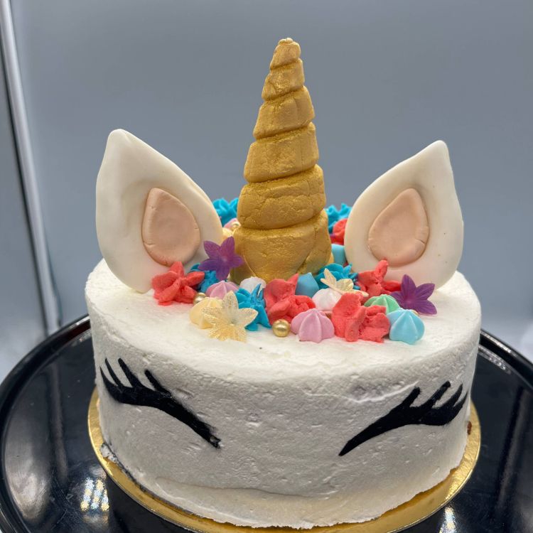 Imagen de tarta de cumpleaños con forma de cabeza de unicornio con muchos colores 
