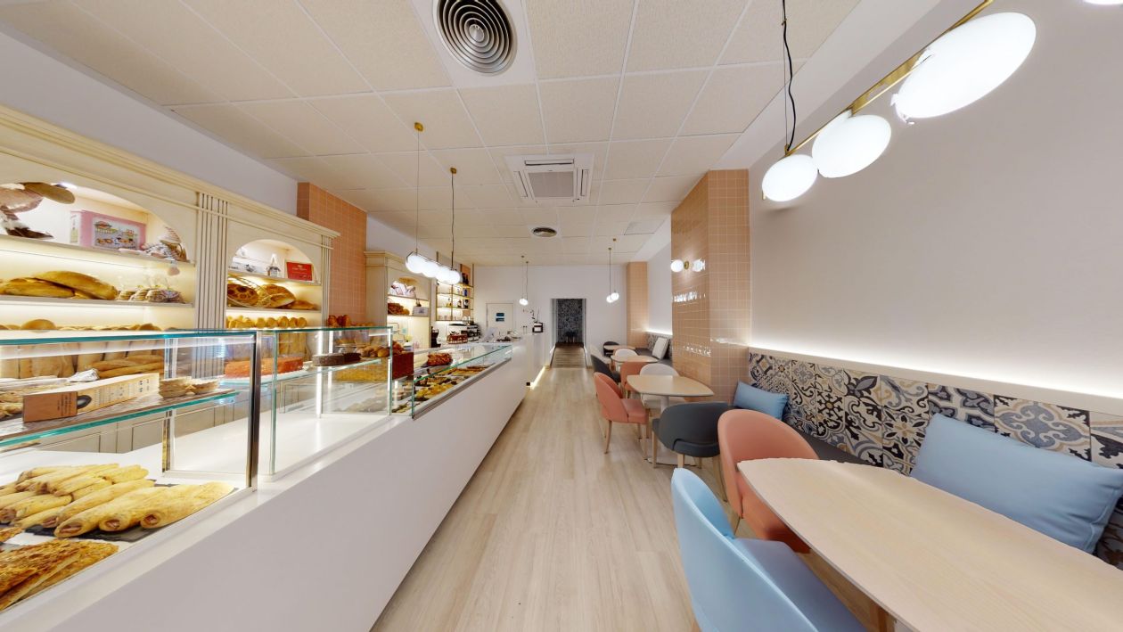 Imagen de la pastelería con las instalaciones disponibles para sentarse y tomar algo