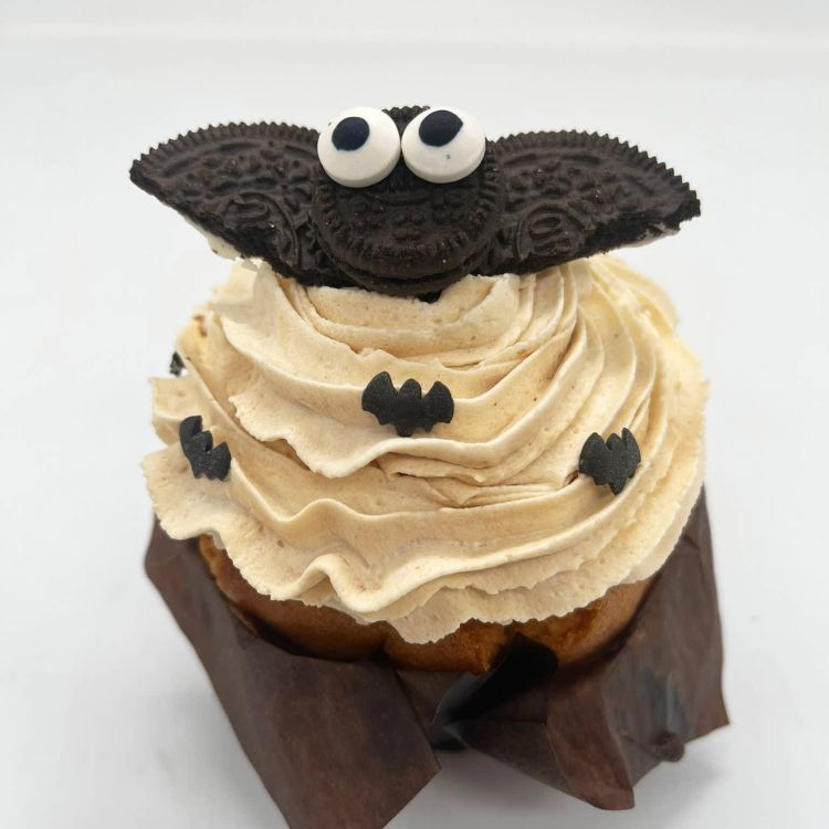 Imagen de pastel de galletas oreo con cara de dibujo animado que parece un pájaro 