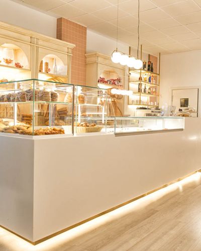 Imagen dentro de la pastelería con productos en el mostrador 