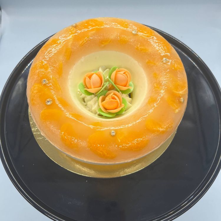 Imagen tasta naranja brillante con flores de decoración comestibles naranjas dentro 