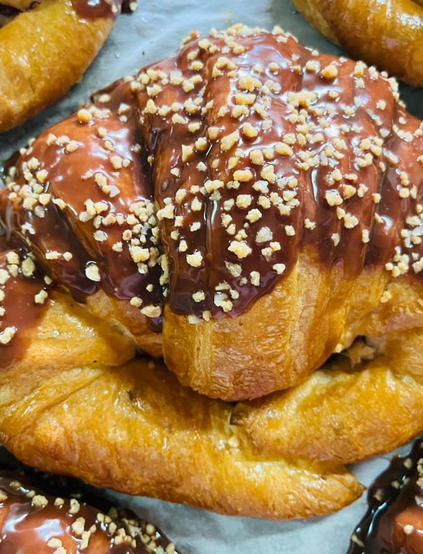Imagen de croissant de chocolate con birutas de frutos secos