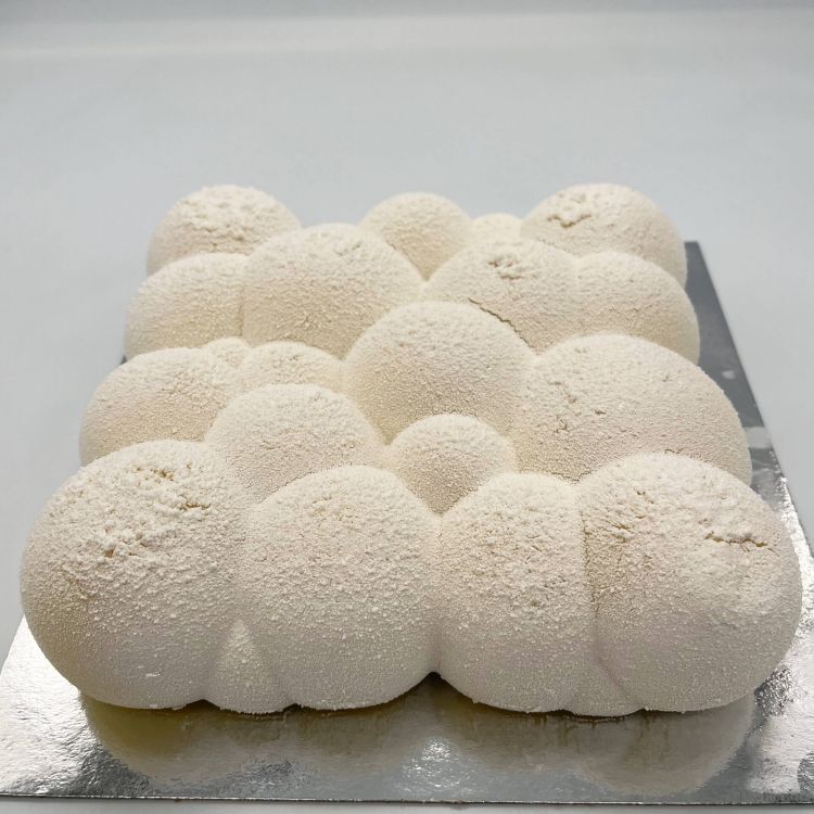 Imagen de pastel en forma de nube blanca 