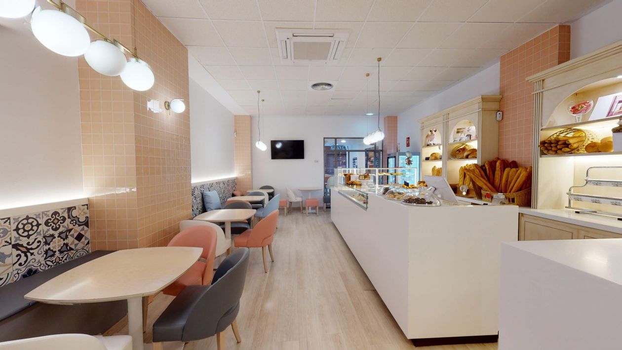 Imagen de la pastelería con las instalaciones disponibles para sentarse y tomar algo