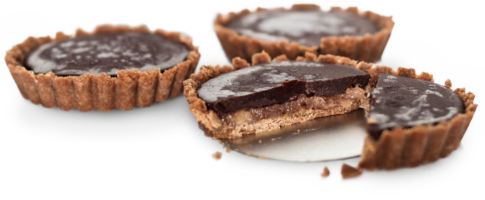 Imagen de tres trozos de tartas de chocolate y galleta